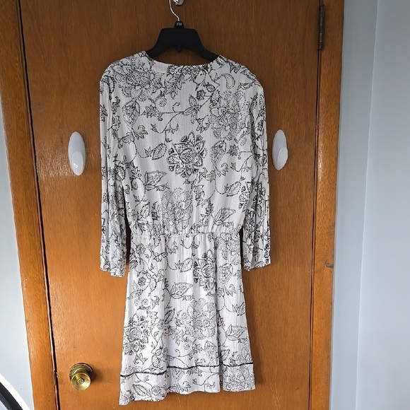Colletive Concepts, Black & White Florial Print Dress Size Small. - Picture 4 of 4